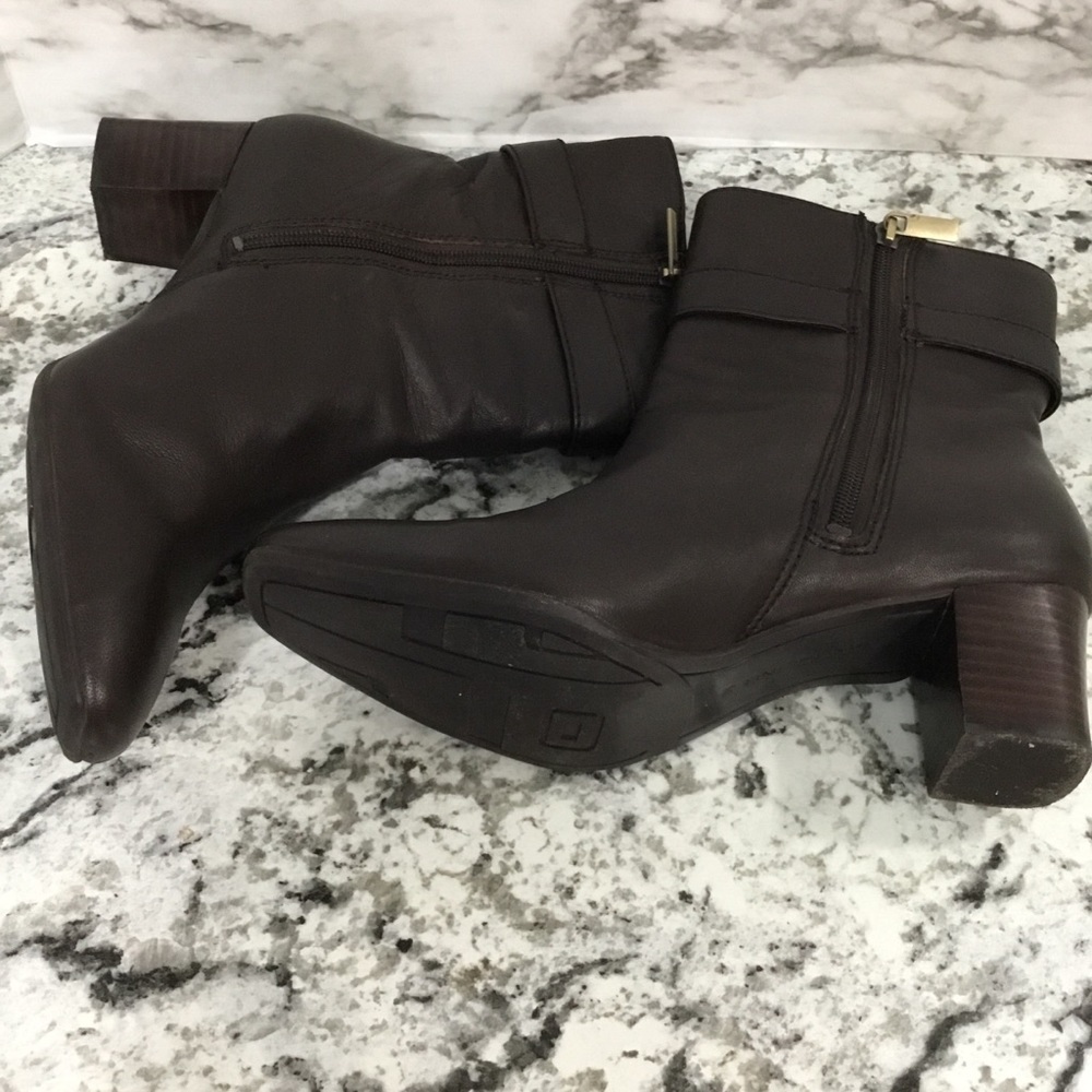 Bandolino Women's Brown Leather Booties - Picture 10 of 14